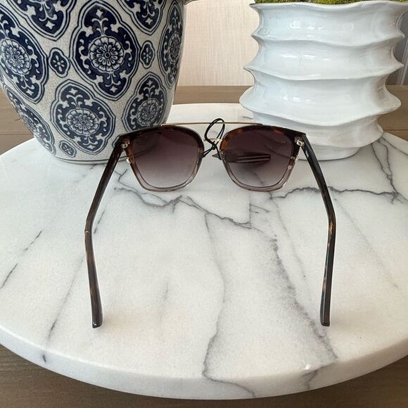 Quay SWEET DREAMS Rounded Square
Sunglasses with Brow Bar - Picture 5 of 6